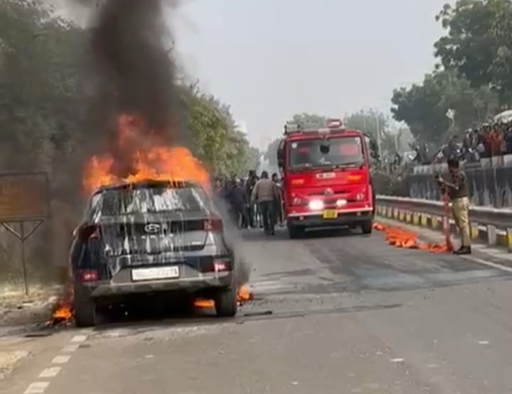 साउथ सिटी शहीद पथ के किनारे चलती कार में लगी आग को बुझाता दमकलकर्मी। साउथ सिटी शहीद पथ के किनारे चलती कार में लगी आग को बुझाता दमकलकर्मी।