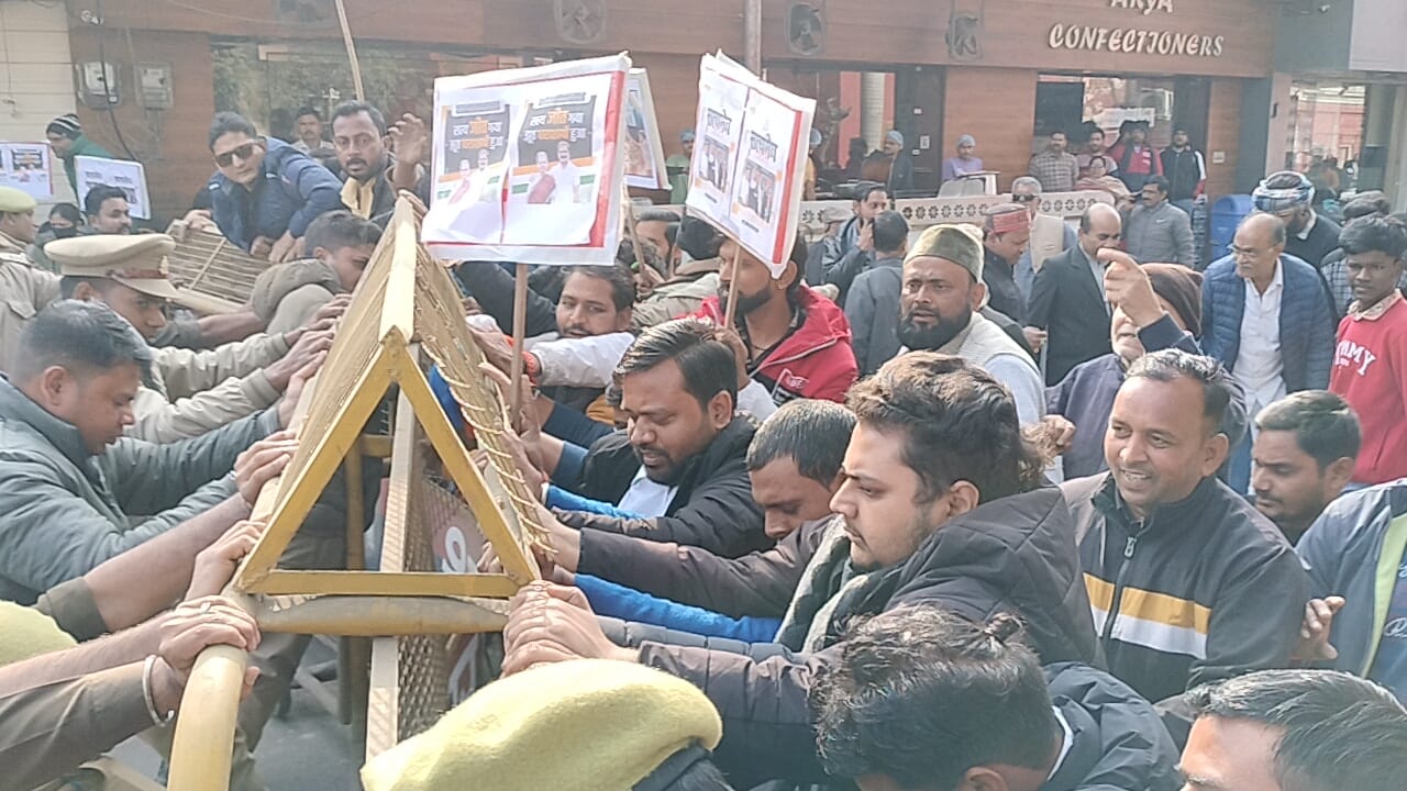 शाहजहांपुर में भाजपा कार्यालय घेरने जा रही महिला कांग्रेस अध्यक्ष को रोकती महिला सिपाही। संवाद