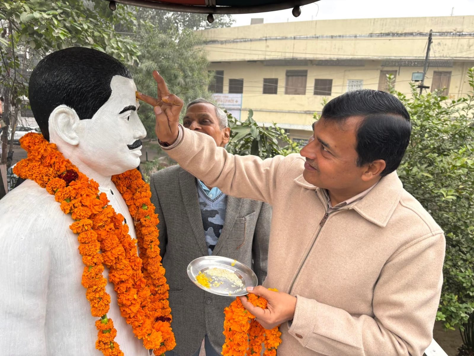 शाहजहांपुर में शहीद अशफाक उल्ला खां की मजार पर पुष्प अर्पित करते सपा जिलाध्यक्ष तनवीर खां व अन् शाहजहांपुर में शहीद अशफाक उल्ला खां की मजार पर पुष्प अर्पित करते सपा जिलाध्यक्ष तनवीर खां व अन्