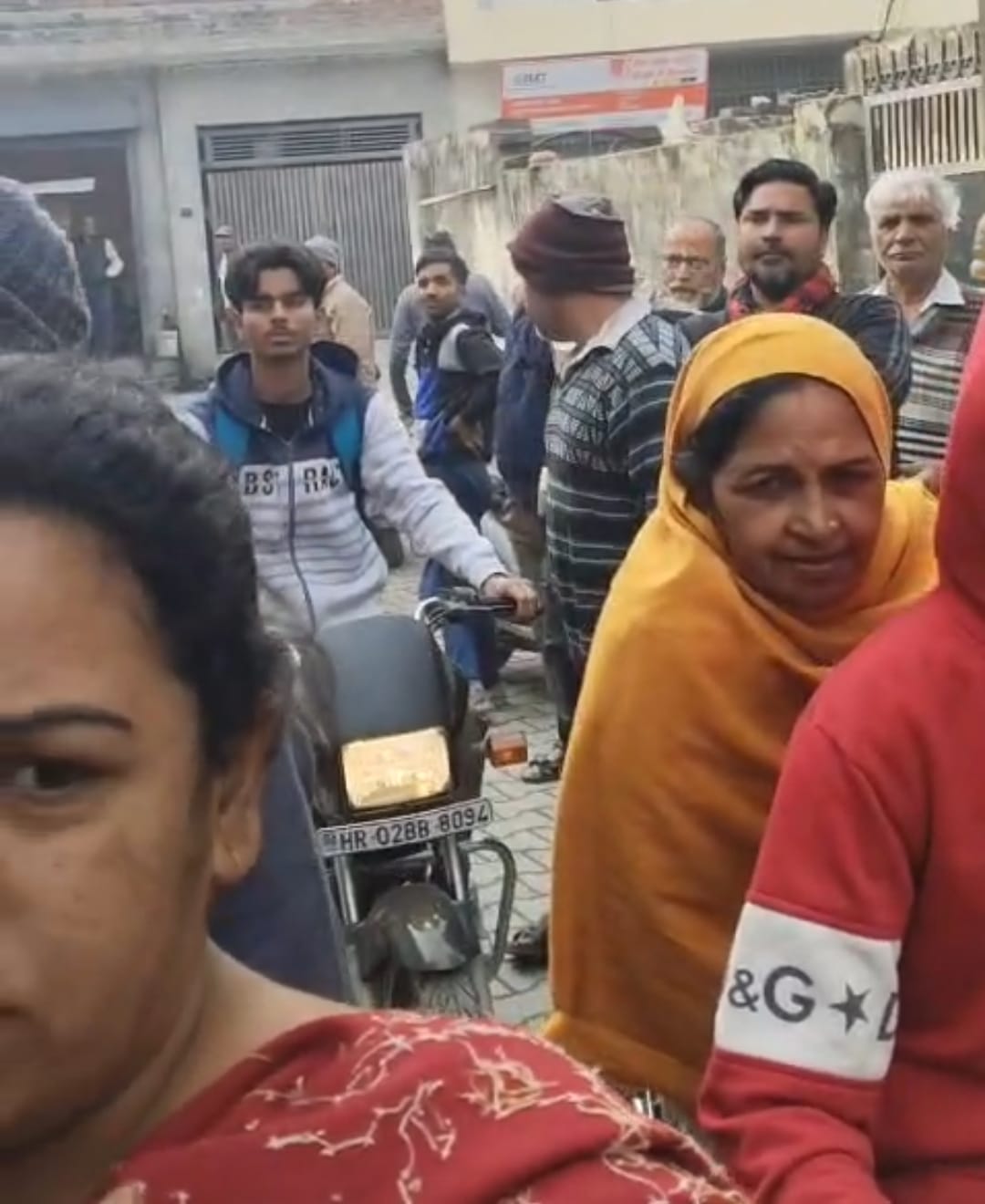 शहर के लक्ष्मी नगर में डिपो पर राशन लेने के लिए उमड़ी भीड़।