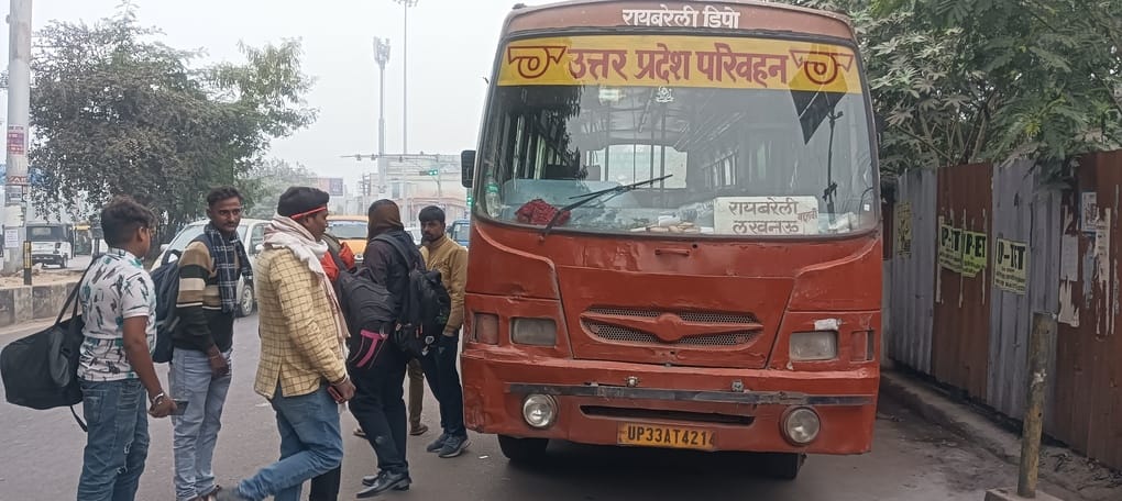 तेलीबाग में खड़ी खराब बस व मौजूद यात्री। तेलीबाग में खड़ी खराब बस व मौजूद यात्री।