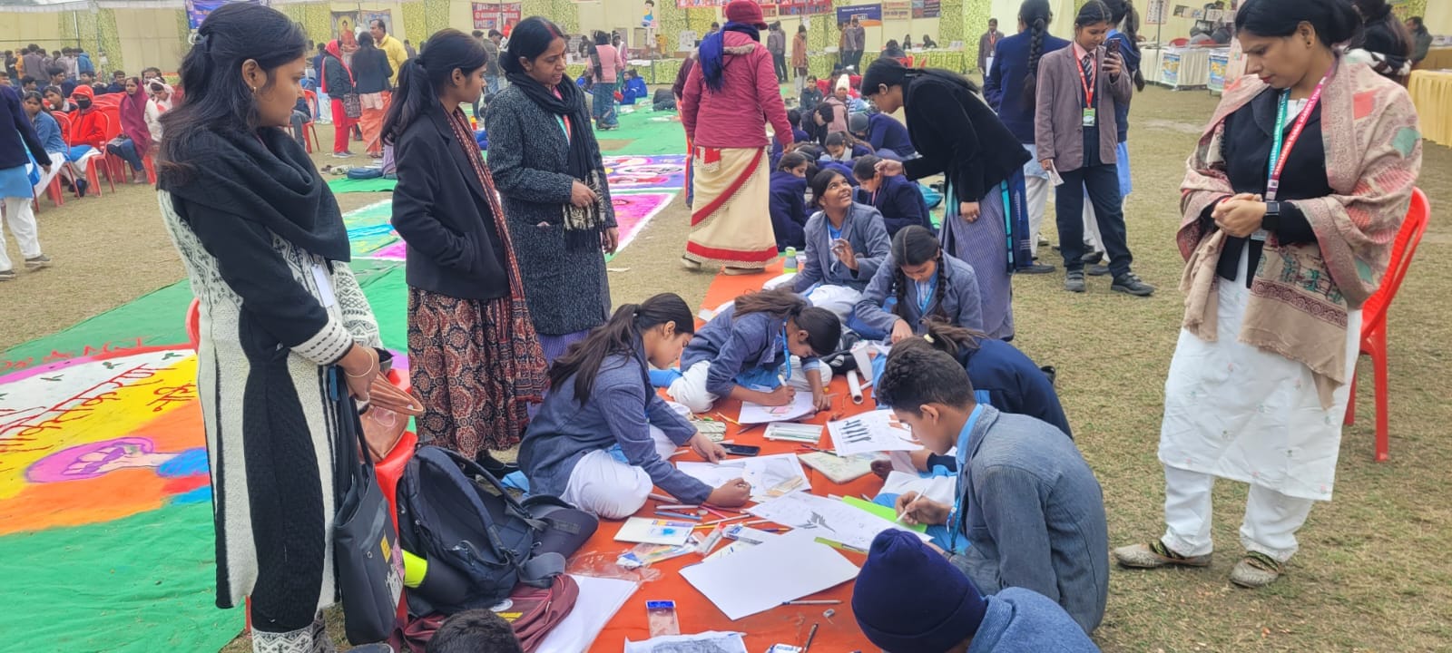 दशम पुस्तक मेला में किताबें देखते मुख्य विकास अधिकारी डॉ. नागेंद्र नारायण मिश्र। संवाद