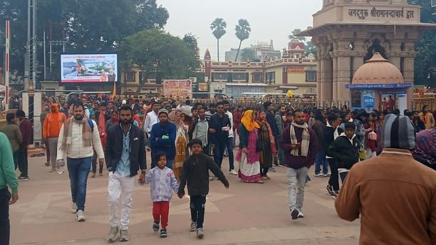 05- राम जन्मभूमि दर्शन पथ पर दर्शन के बाद विश्राम करते बुजुर्ग दंपती।- संवाद