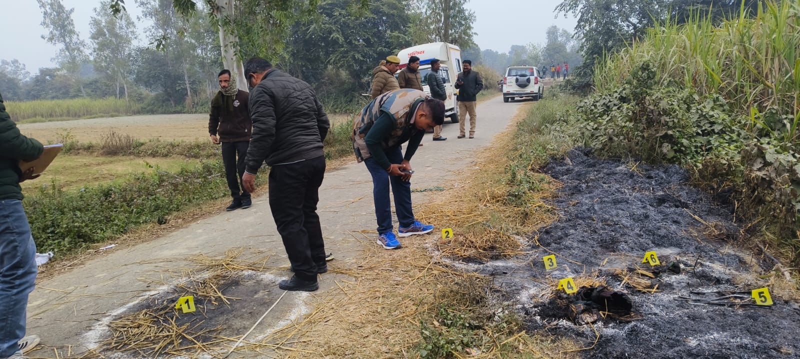 16-पटरंगा के मुरादाबाद गांव के पास युवक की हत्या के बाद छानबीन में जुटी पुलिस।-संवाद