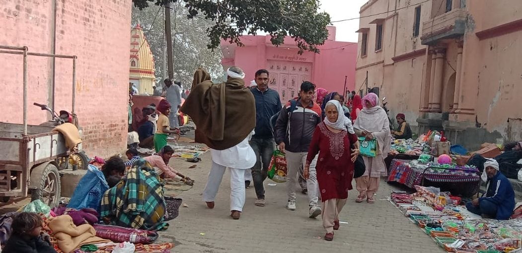 19जेएनडी22: पिंडारा तीर्थ पर पिंडदान करवाते श्रद्वालु। स्रोत : ग्रामीण 19जेएनडी22: पिंडारा तीर्थ पर पिंडदान करवाते श्रद्वालु। स्रोत : ग्रामीण