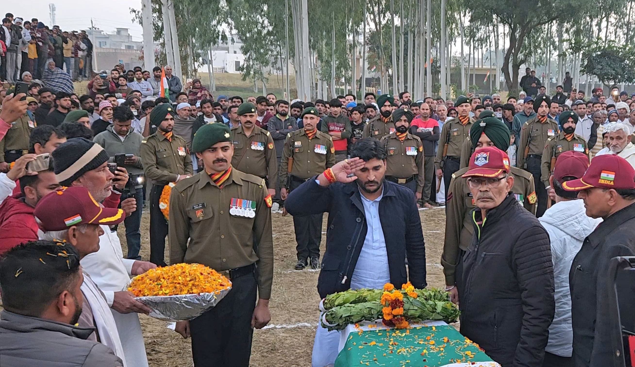 19जेएनडी27-जवान मनीष का पार्थिव शरीर पैतृक गाँव सुलहेड़ा में लाए जवान। स्रोत ग्रामीण 19जेएनडी27-जवान मनीष का पार्थिव शरीर पैतृक गाँव सुलहेड़ा में लाए जवान। स्रोत ग्रामीण