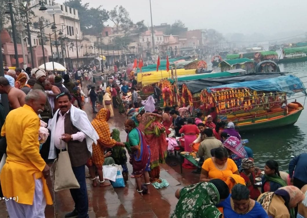 28 सीकेटीपी-10- परिचय -शीतलहरी के बीच कामदगिरी परिक्रमा मार्ग पर अलाव तापते श्रद्धालु। संवाद 28 सीकेटीपी-10- परिचय -शीतलहरी के बीच कामदगिरी परिक्रमा मार्ग पर अलाव तापते श्रद्धालु। संवाद