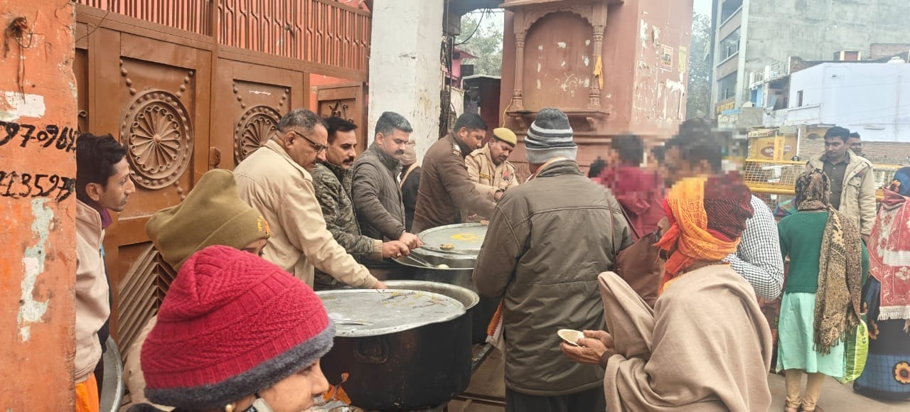 28 सीकेटीपी-10- परिचय -शीतलहरी के बीच कामदगिरी परिक्रमा मार्ग पर अलाव तापते श्रद्धालु। संवाद 28 सीकेटीपी-10- परिचय -शीतलहरी के बीच कामदगिरी परिक्रमा मार्ग पर अलाव तापते श्रद्धालु। संवाद