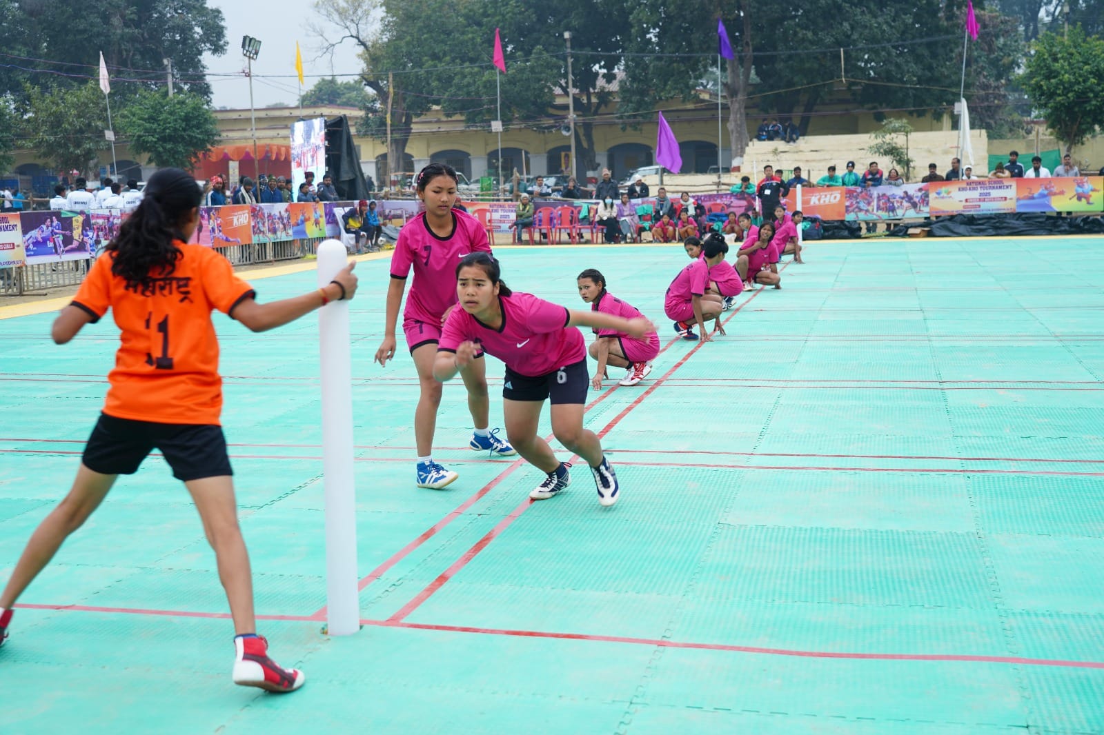 43-खो खो प्रतियोगिता में जीत के लिए संघर्ष करते खिलाड़ी।-संवाद