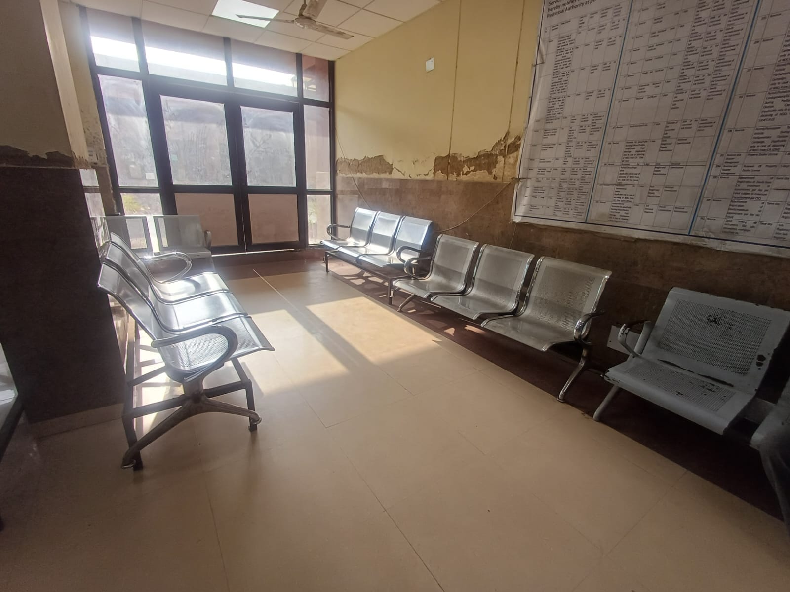 अंबाला कैंट की तहसील में बिजली गुल होने पर खाली पड़ी कुर्सियां। संवाद