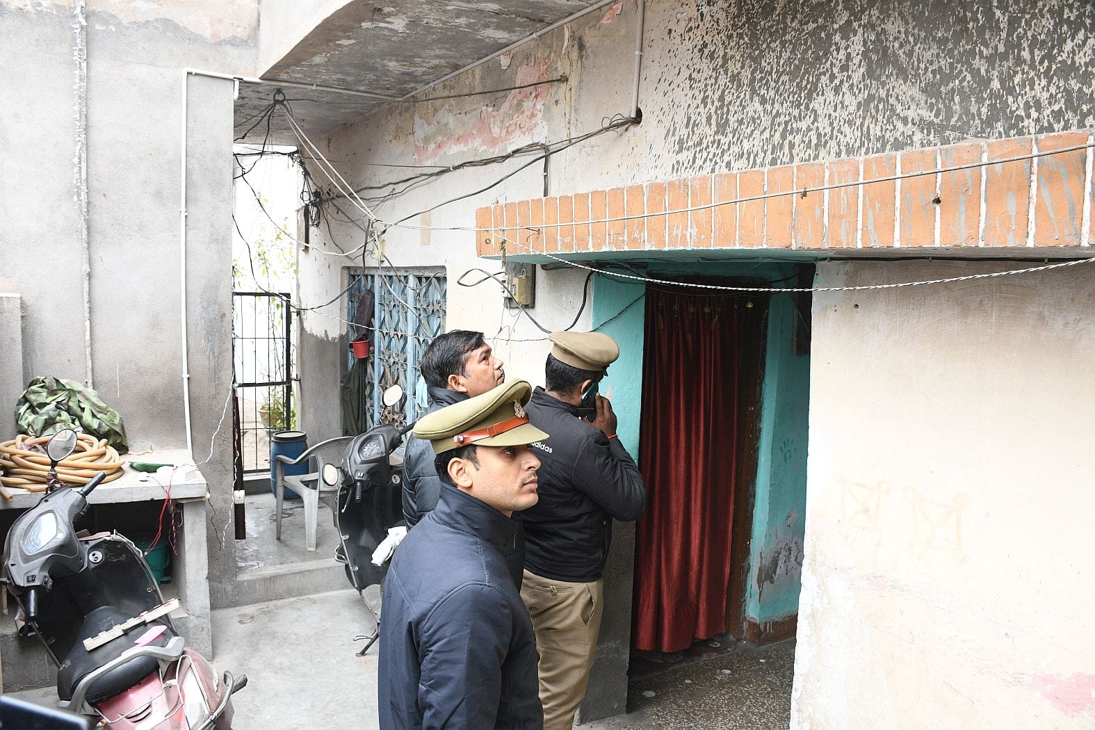 अस्पताल में भर्ती लक्ष्मी व उसके सिर से निकाली गई गोली।