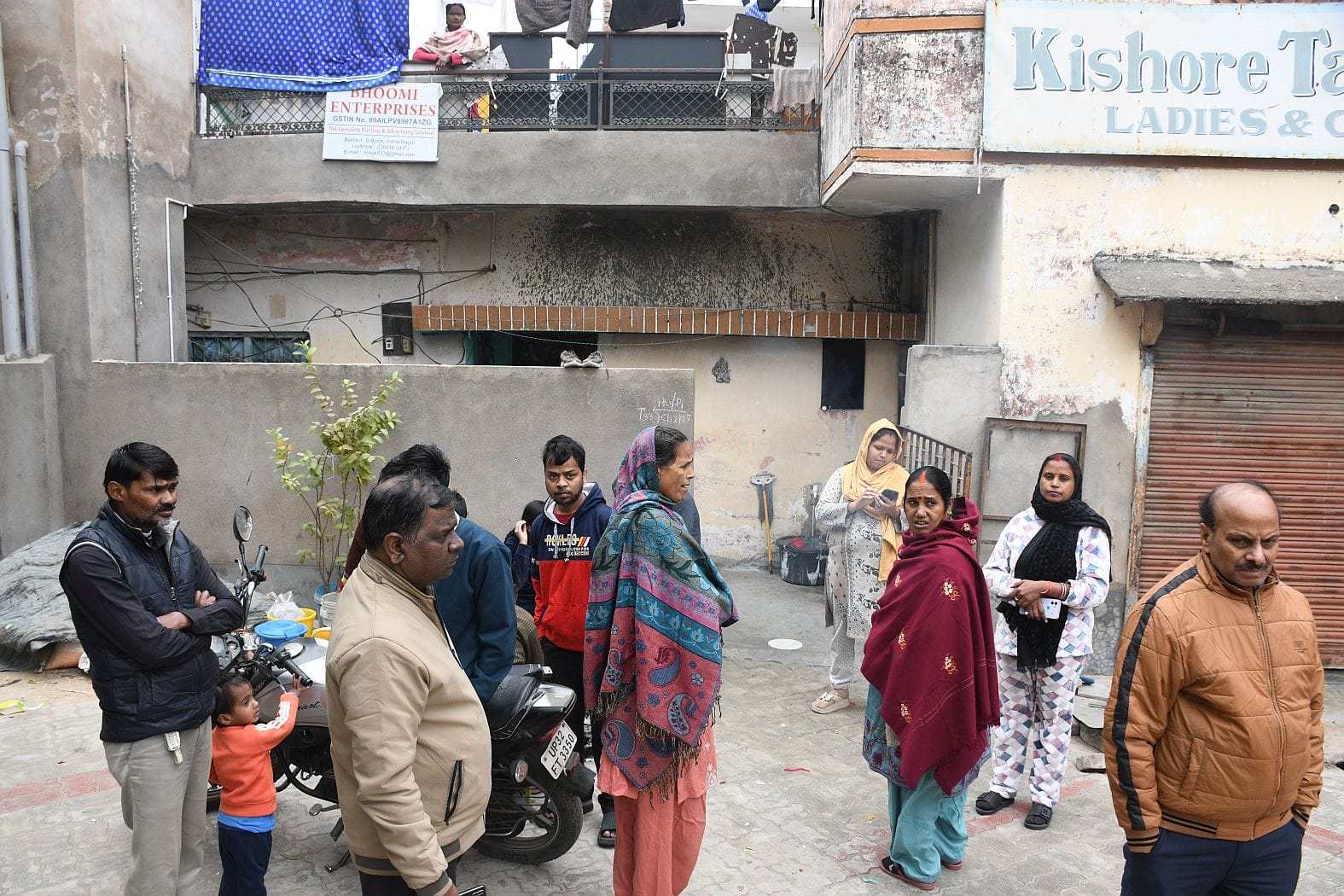 अस्पताल में भर्ती लक्ष्मी व उसके सिर से निकाली गई गोली।