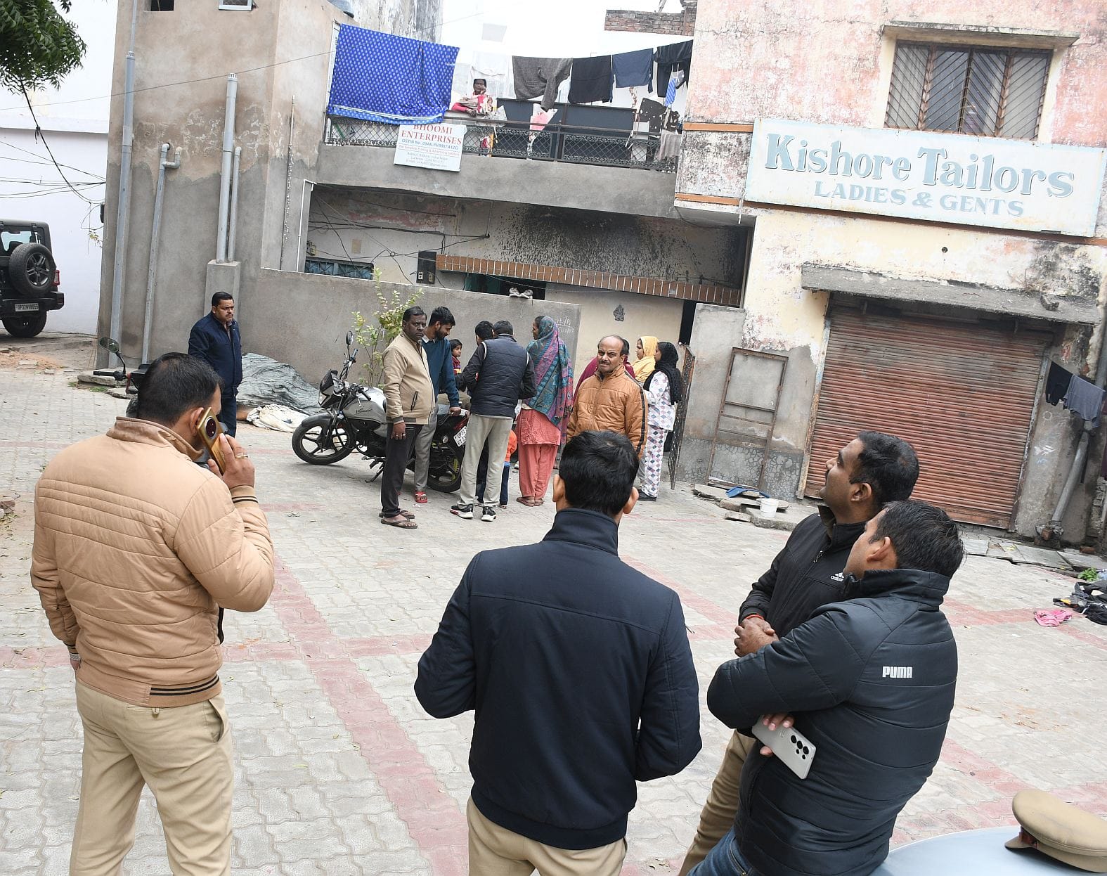 अस्पताल में भर्ती लक्ष्मी व उसके सिर से निकाली गई गोली।