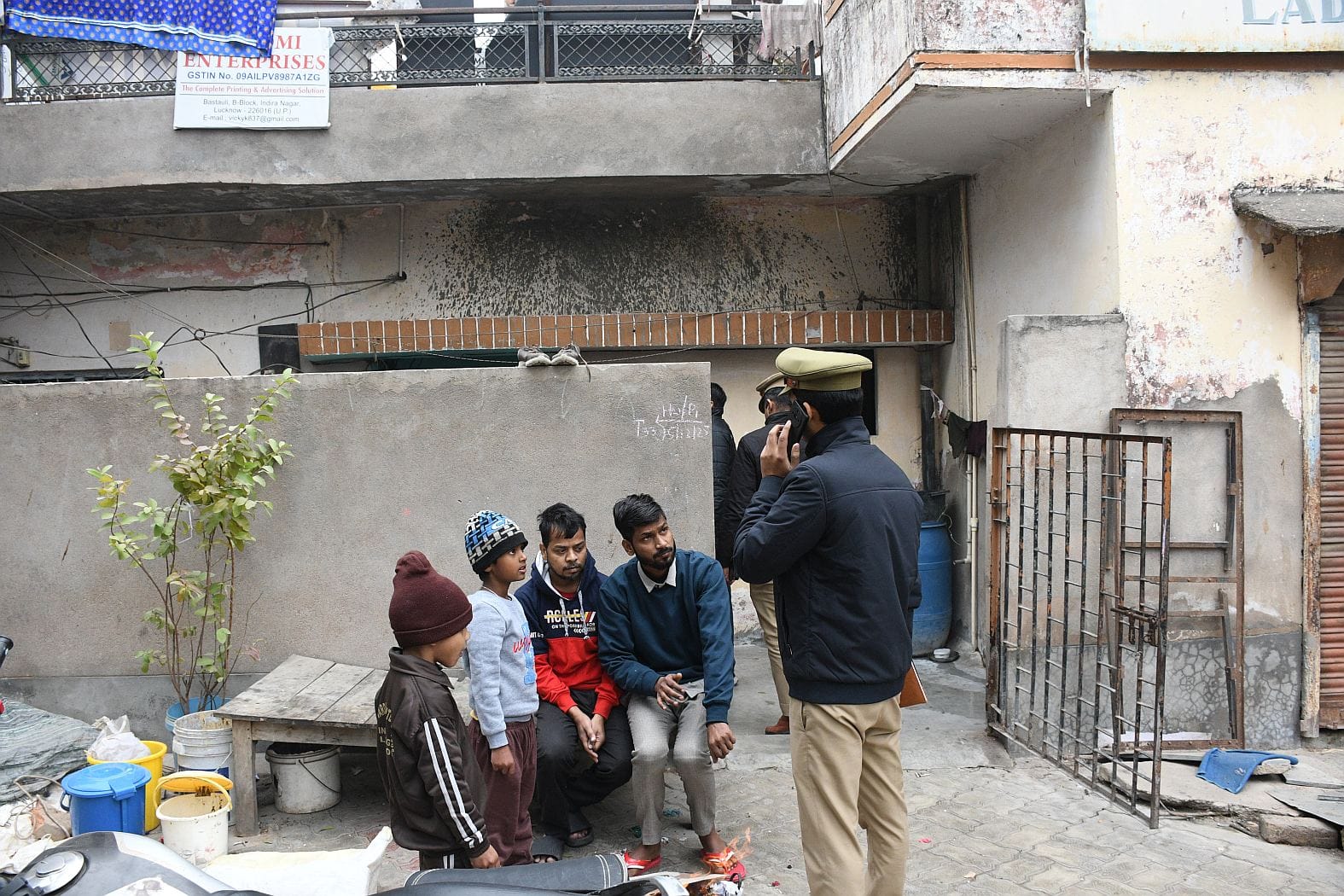 अस्पताल में भर्ती लक्ष्मी व उसके सिर से निकाली गई गोली।