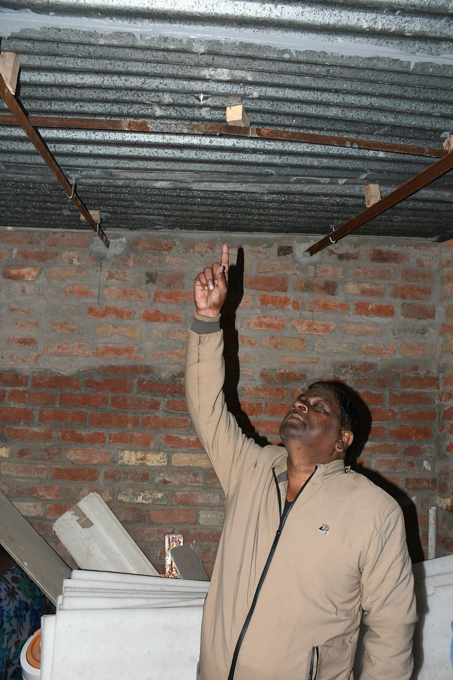 अस्पताल में भर्ती लक्ष्मी व उसके सिर से निकाली गई गोली।