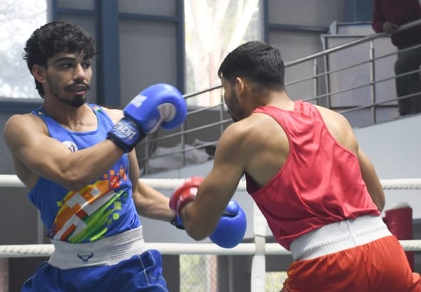 बॉक्सिंग प्रतियोगिता में भिड़ते देवीपाटन के अभिषेक यादव (रेड) व मेरठ के खिलाड़ी अभिनव तोमर (नील बॉक्सिंग प्रतियोगिता में भिड़ते देवीपाटन के अभिषेक यादव (रेड) व मेरठ के खिलाड़ी अभिनव तोमर (नील