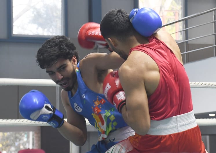 बॉक्सिंग प्रतियोगिता में भिड़ते देवीपाटन के अभिषेक यादव (रेड) व मेरठ के खिलाड़ी अभिनव तोमर (नील बॉक्सिंग प्रतियोगिता में भिड़ते देवीपाटन के अभिषेक यादव (रेड) व मेरठ के खिलाड़ी अभिनव तोमर (नील