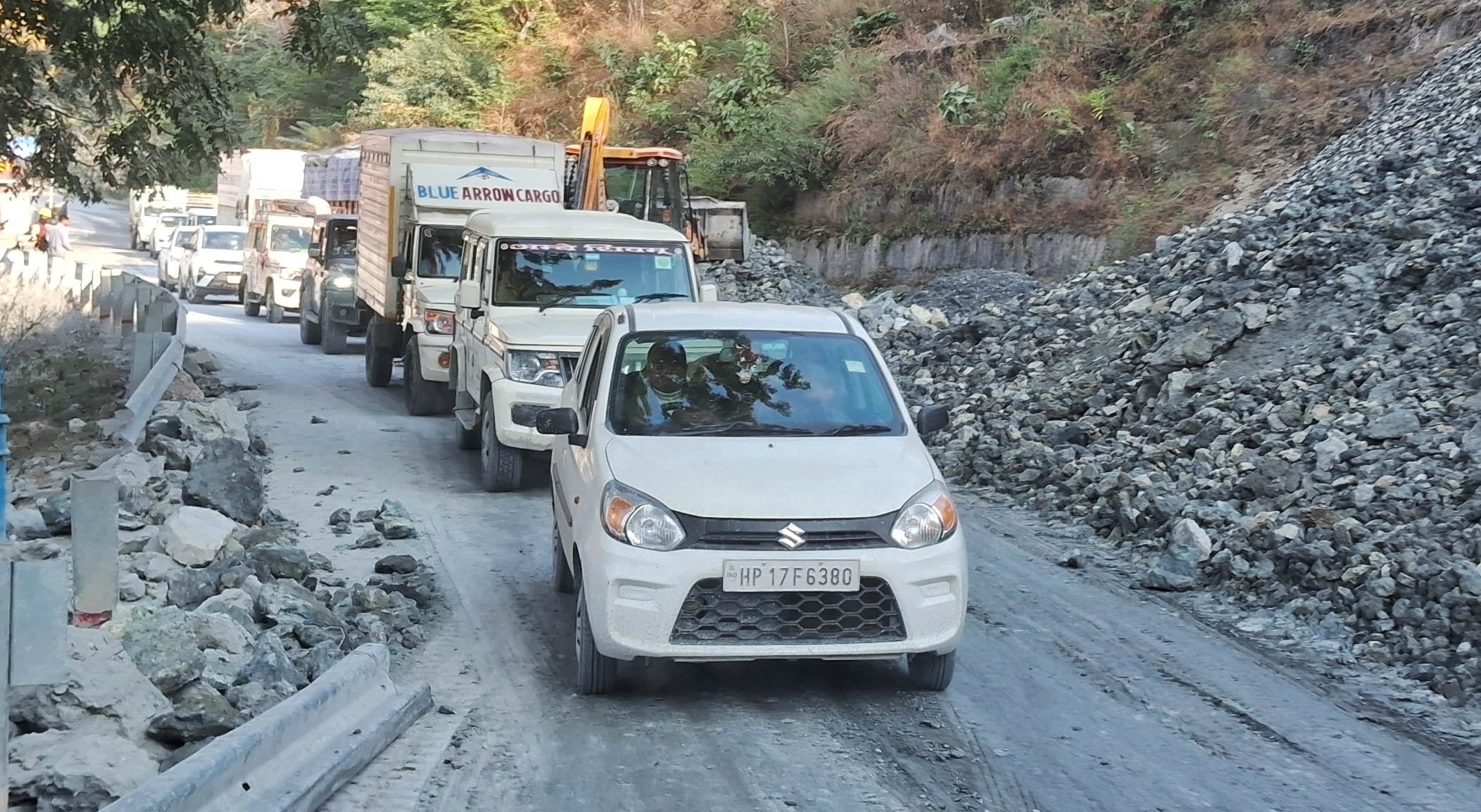 बदरीनाथ हाईवे पर क्षेत्रपाल भूस्खलन क्षेत्र में चल रहे चौड़ीकरण कार्य से हाईवे पर आए मलबे के बी