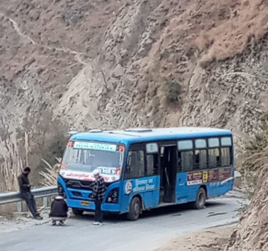 चंबा- बोगा- बाड़का बस खराब होने के बाद दूसरी बस इंतजार करते यात्री: