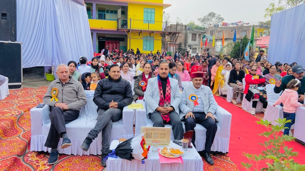 एसवीएम पाठशाला रौड़ा में आयोजित वार्षिक उत्सव में मेधावियों को सम्मानित करते हुए। स्रोत: स्कूल 