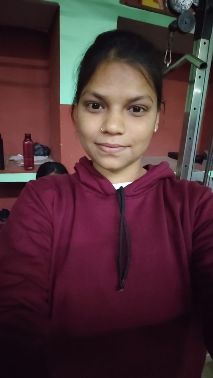 फोटो 20 एचएएमपी 01- शहर के राजकीय स्पोर्ट्स स्टेडियम स्थिति जिम में अभ्यास करतीं युवतियां। संवा