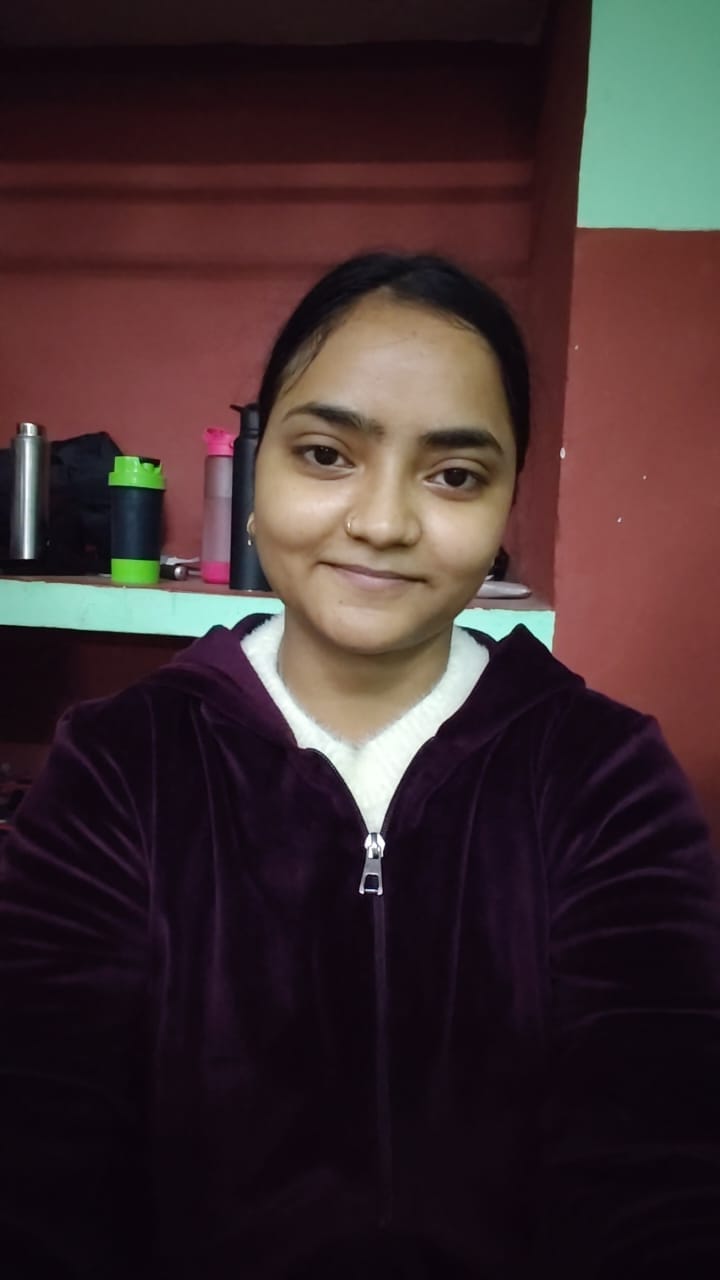 फोटो 20 एचएएमपी 01- शहर के राजकीय स्पोर्ट्स स्टेडियम स्थिति जिम में अभ्यास करतीं युवतियां। संवा