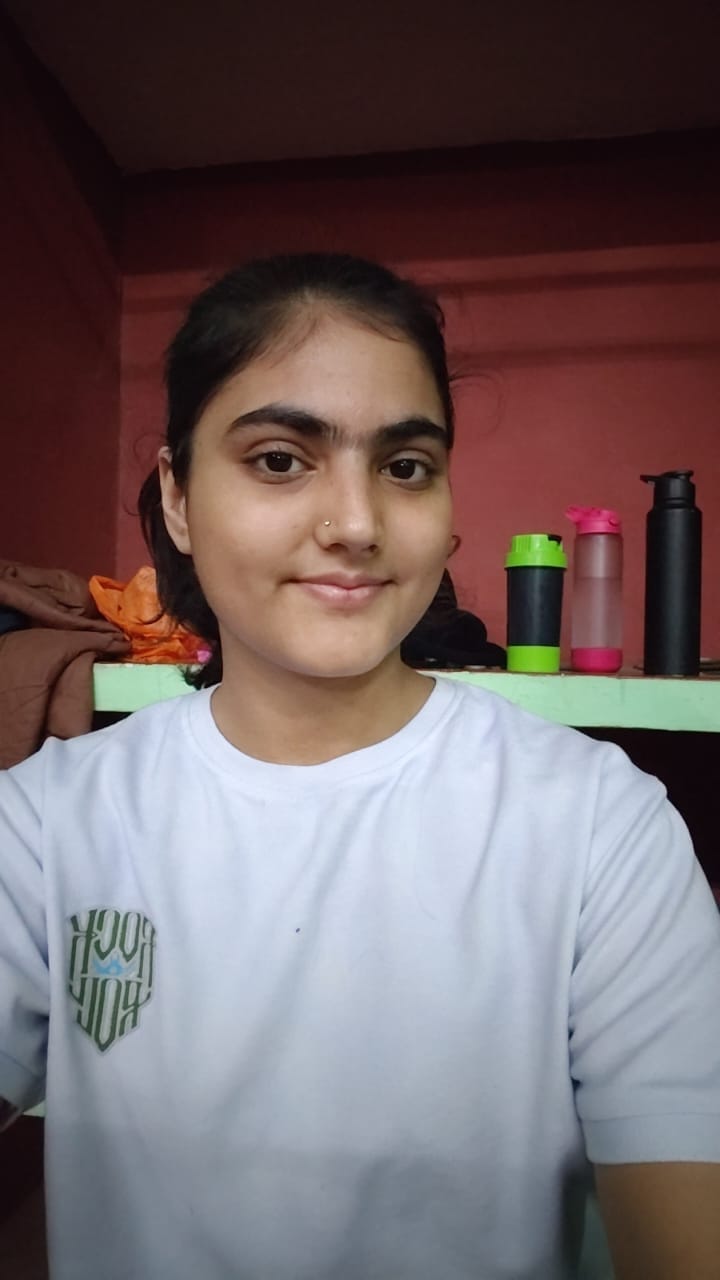 फोटो 20 एचएएमपी 01- शहर के राजकीय स्पोर्ट्स स्टेडियम स्थिति जिम में अभ्यास करतीं युवतियां। संवा