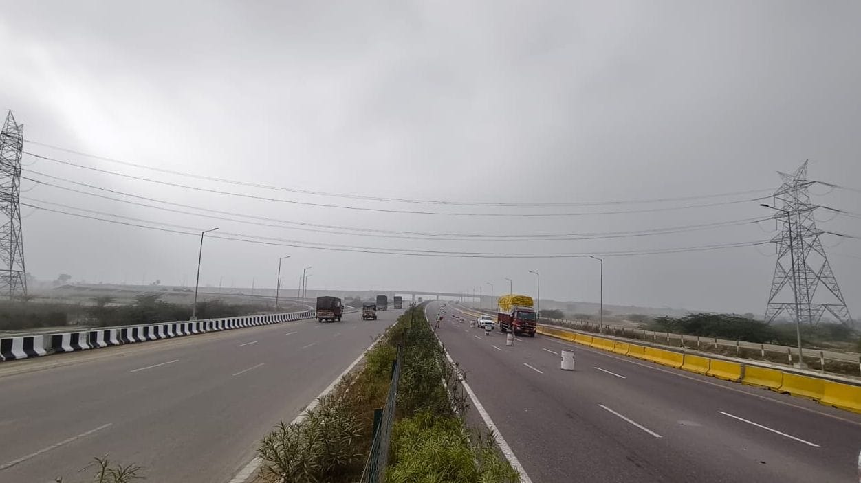 फोटो-22-औरास के पास लगे स्पीड डिडेक्टर कैमरे। संवाद फोटो-22-औरास के पास लगे स्पीड डिडेक्टर कैमरे। संवाद