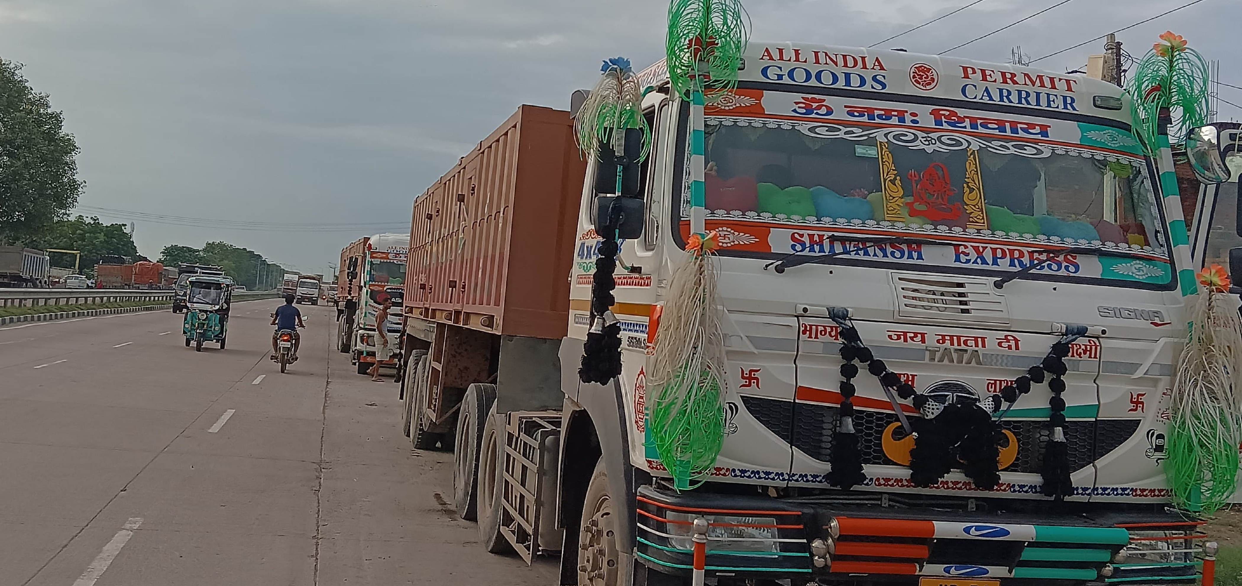 फोटो 34-औंग हाईवे पर खड़े ट्रक। संवाद फोटो 34-औंग हाईवे पर खड़े ट्रक। संवाद