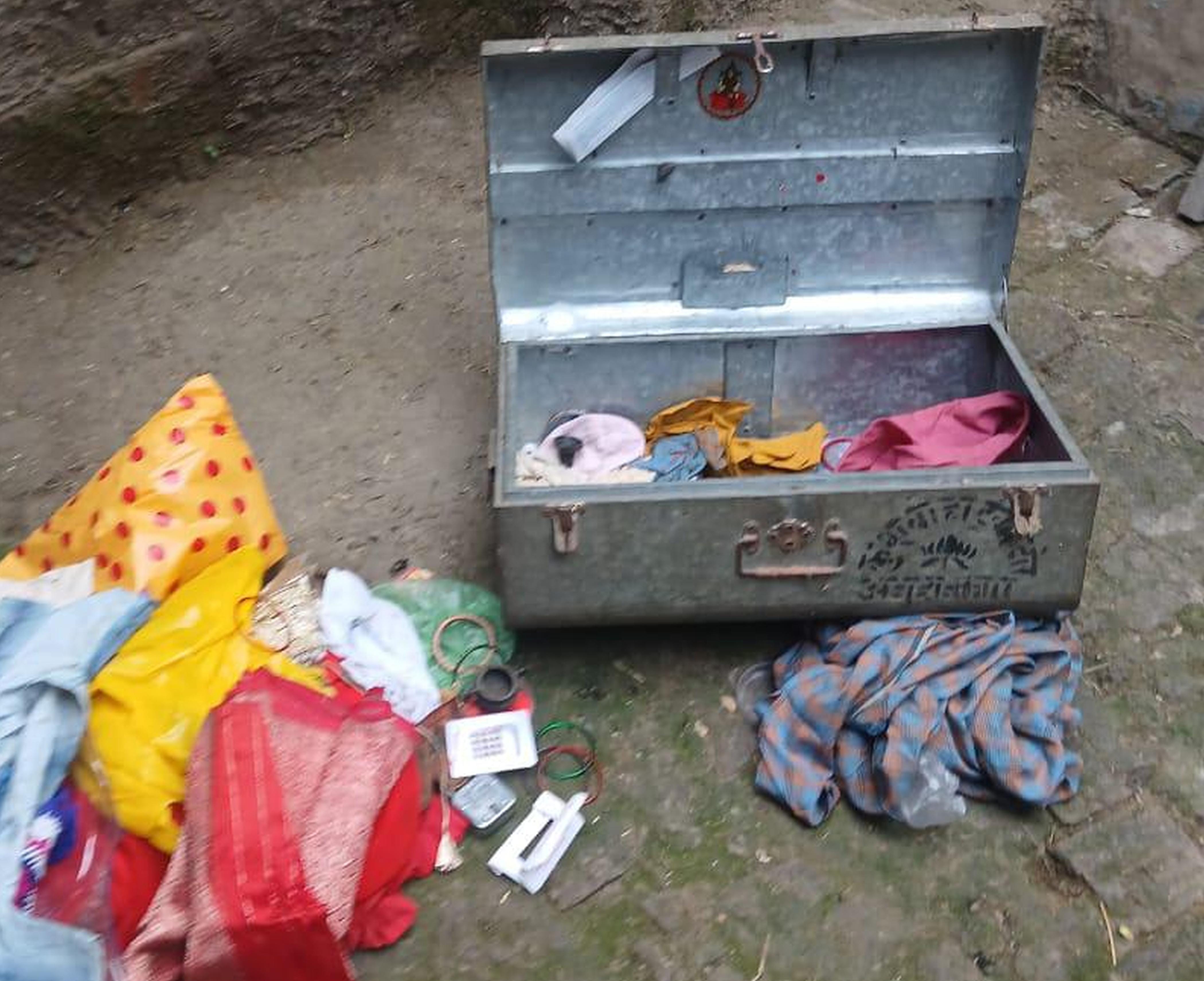 फोटो-35-चोरी के बाद खुला पड़ा बक्सा। संवाद फोटो-35-चोरी के बाद खुला पड़ा बक्सा। संवाद