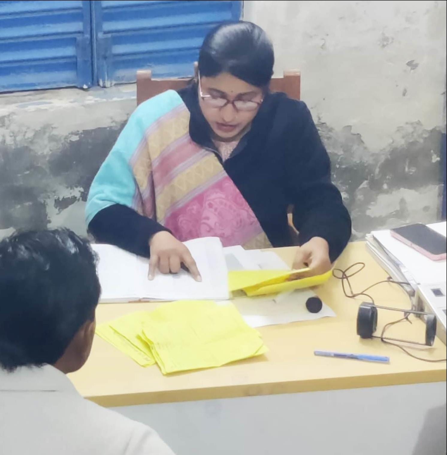 फोटो-43-सहकारी समिति में शिकायत की जांच करती टीम। संवाद फोटो-43-सहकारी समिति में शिकायत की जांच करती टीम। संवाद