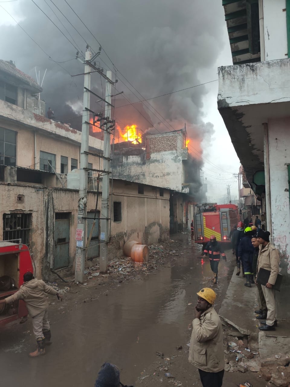 -फोटो 51 : फैक्टरी में लगी आग को बुझाते फायर विभाग के कर्मचारी। संवाद