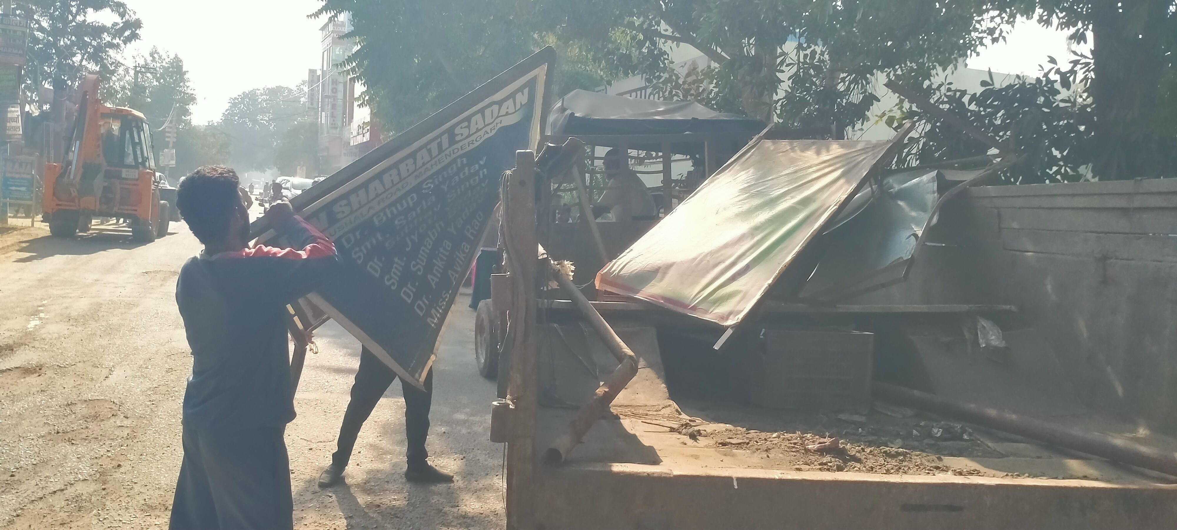 फोटो संख्या:62- गोशाला रोड पर दुकानदार का चालान करता नपा कर्मचारी---संवाद