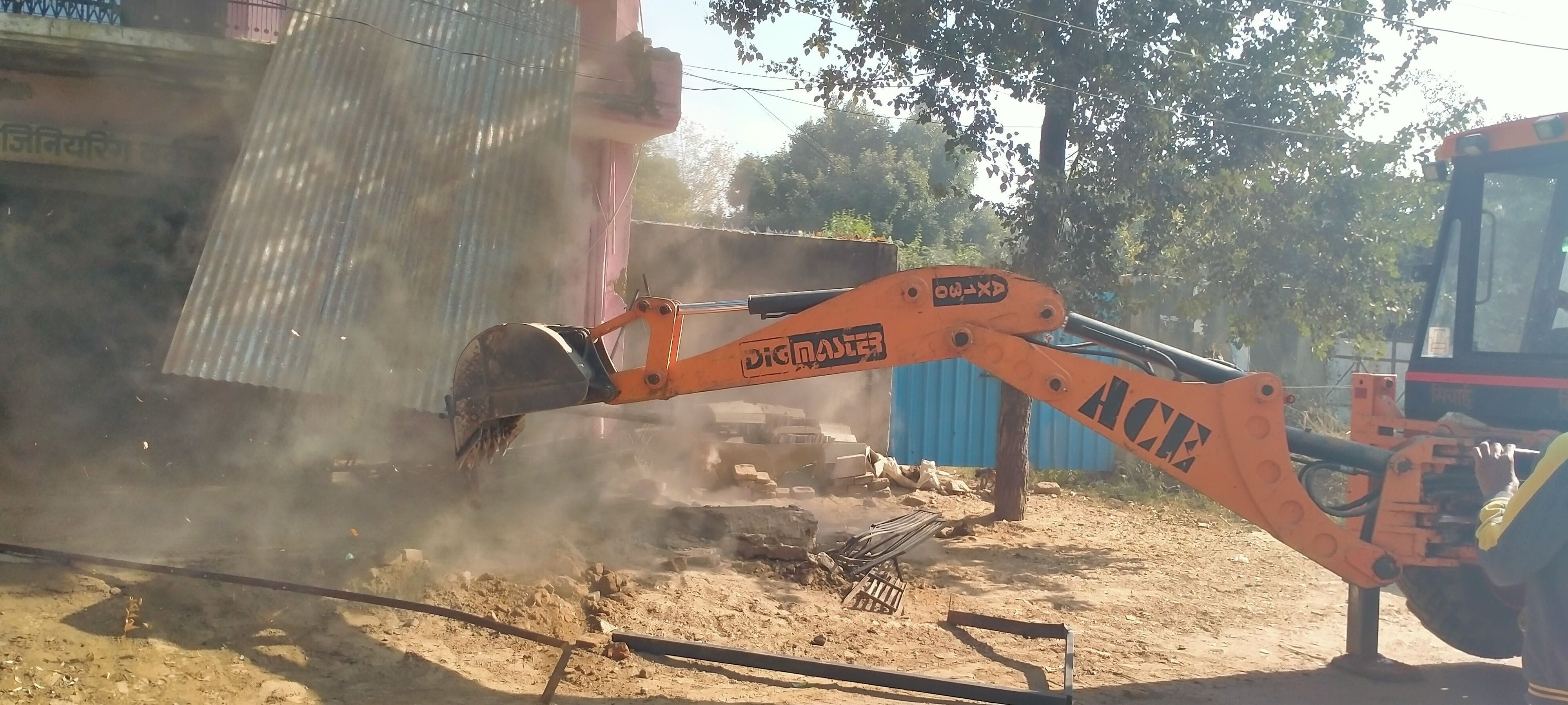 फोटो संख्या:62- गोशाला रोड पर दुकानदार का चालान करता नपा कर्मचारी---संवाद