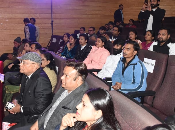 गोमतीनगर स्थित उत्तर प्रदेश संगीत नाटक अकादमी में शुक्रवार को तीन दिवसीय सांस्कृतिक महोत्सव ‘रि गोमतीनगर स्थित उत्तर प्रदेश संगीत नाटक अकादमी में शुक्रवार को तीन दिवसीय सांस्कृतिक महोत्सव ‘रि
