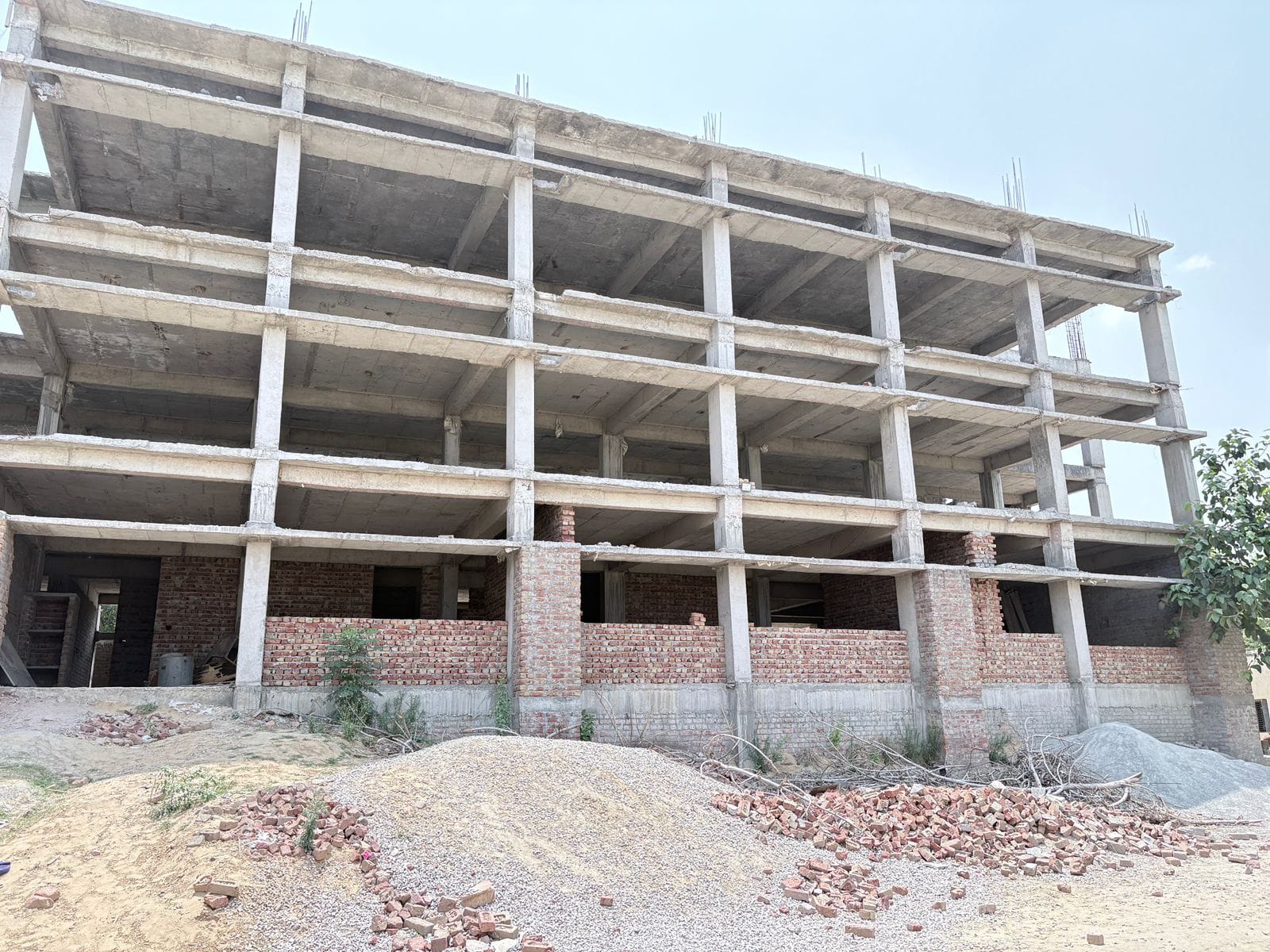 गांव ततारपुर इस्तमुरार स्थित राजकीय आदर्श संस्कृति वरिष्ठ माध्यमिक विद्यालय में पढ़ाई करते विद्