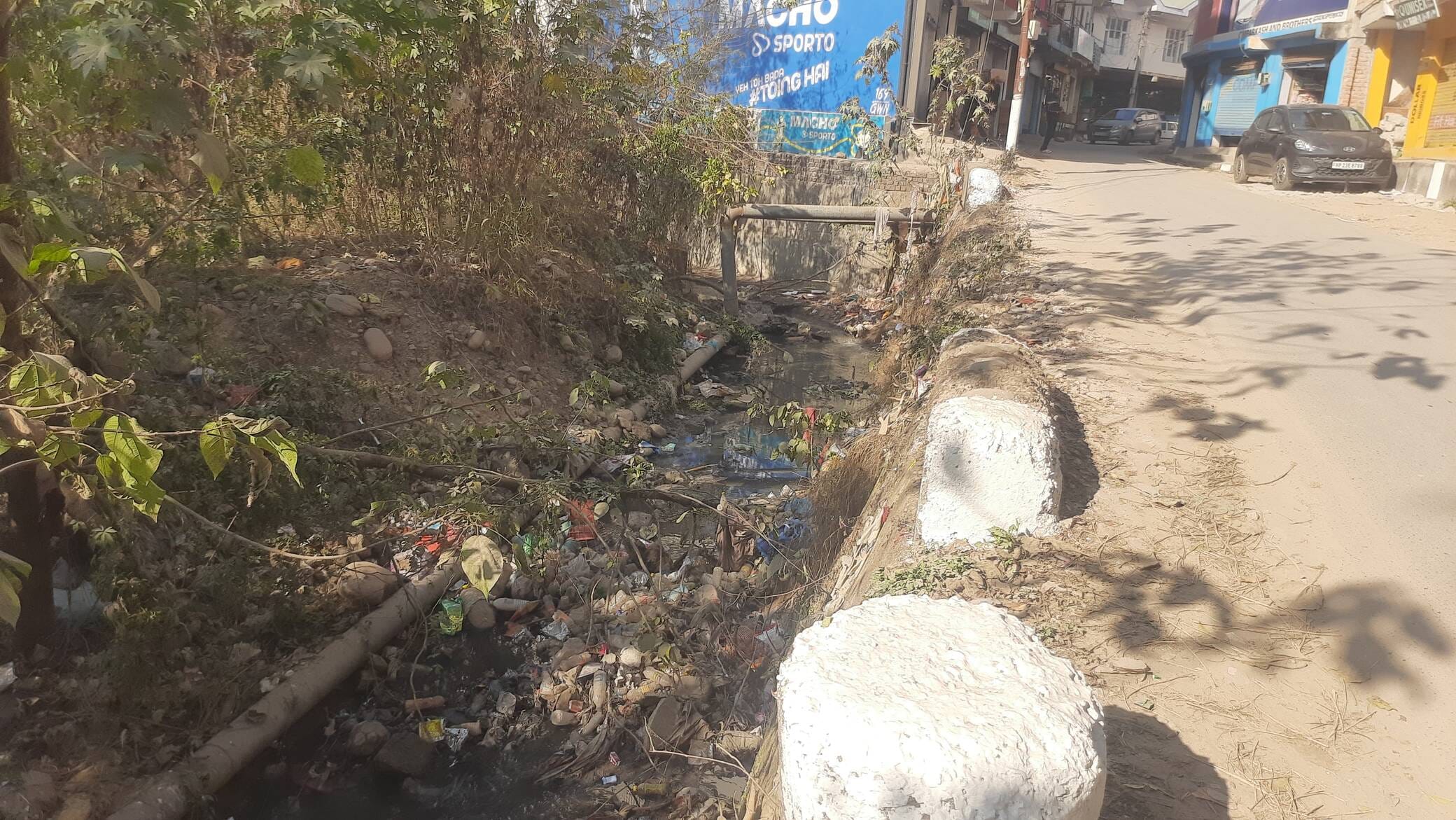 घुमारवीं शहर के नालियों में फैली गंदगी। संवाद घुमारवीं शहर के नालियों में फैली गंदगी। संवाद