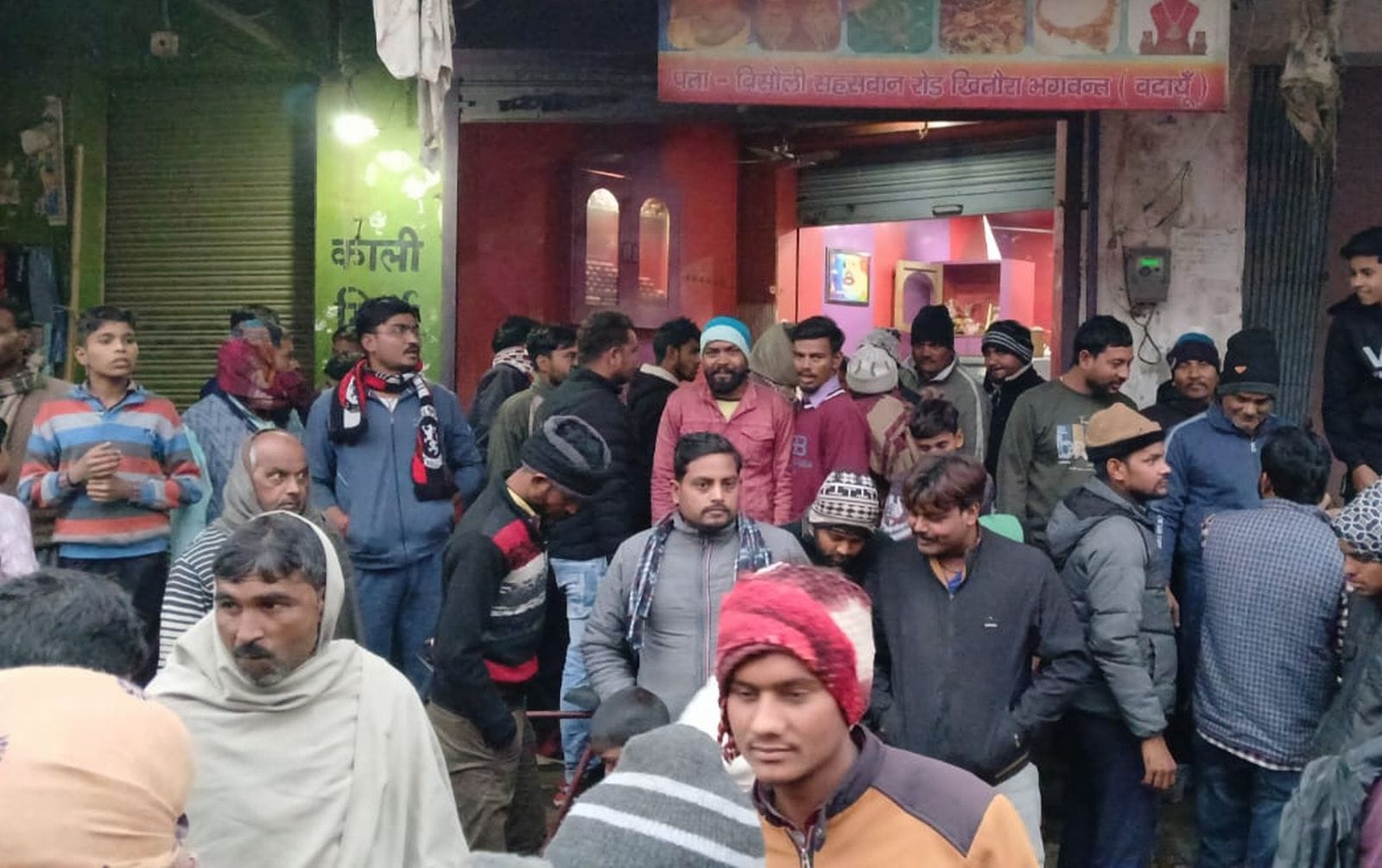 घटना क बाद मौके पर लगी भीड़। संवाद