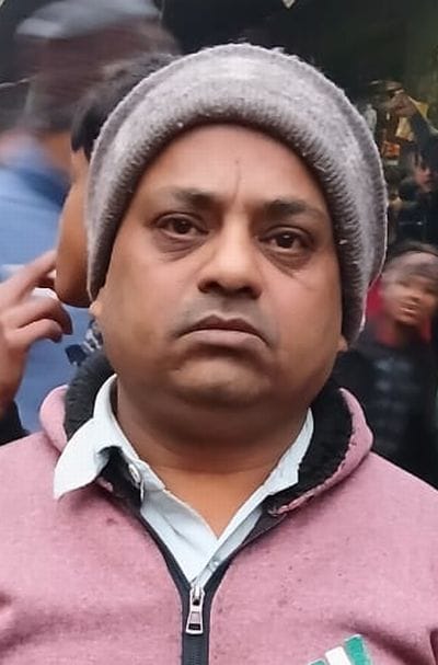 घटना क बाद मौके पर लगी भीड़। संवाद