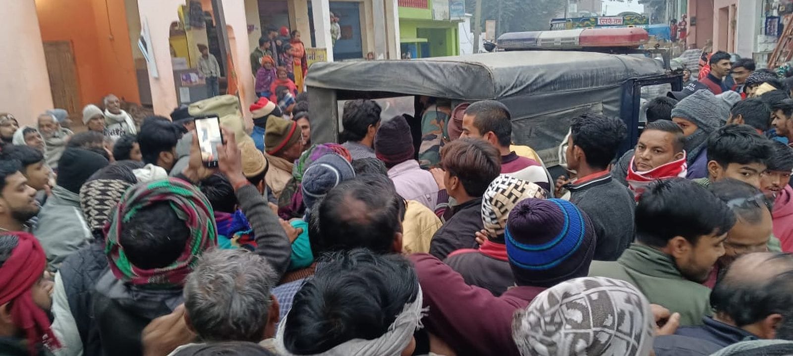 घटना क बाद मौके पर लगी भीड़। संवाद