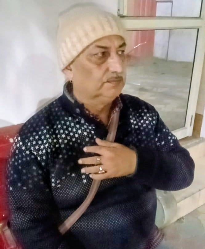 किराना व्यापारी के साथ मारपीट व दुकान में तोडफोड के मामले में थाने में एकत्र व्यापारीगण। (मवाना