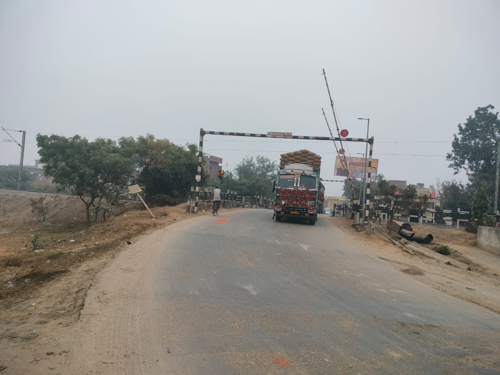 केंद्रीय रेल मंत्री से मिलकर बदायूं में रेलवे के दो ओवरब्रिज व दिल्ली व लखनऊ के बीच सीधी ट्रेन 