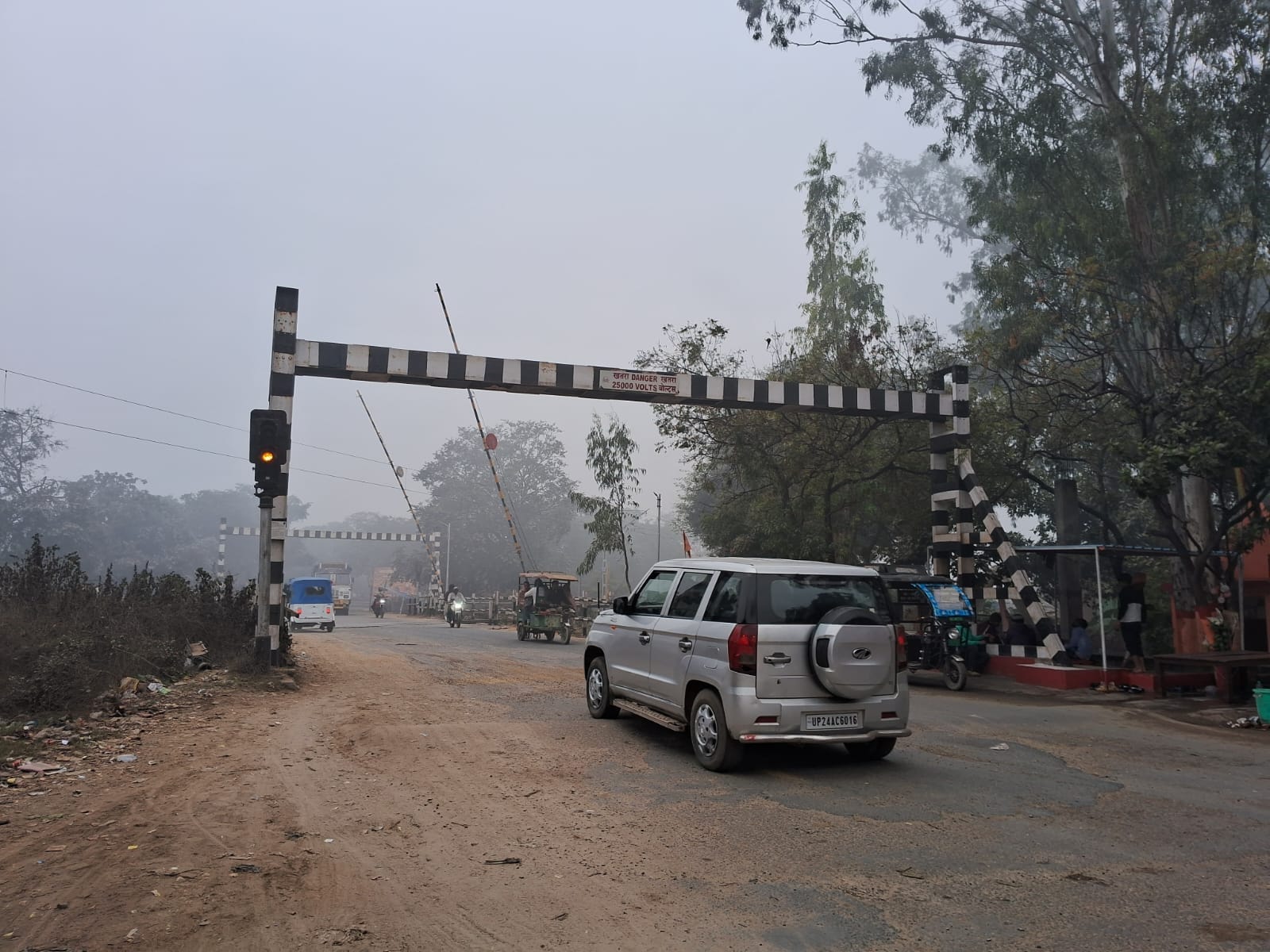 केंद्रीय रेल मंत्री से मिलकर बदायूं में रेलवे के दो ओवरब्रिज व दिल्ली व लखनऊ के बीच सीधी ट्रेन 