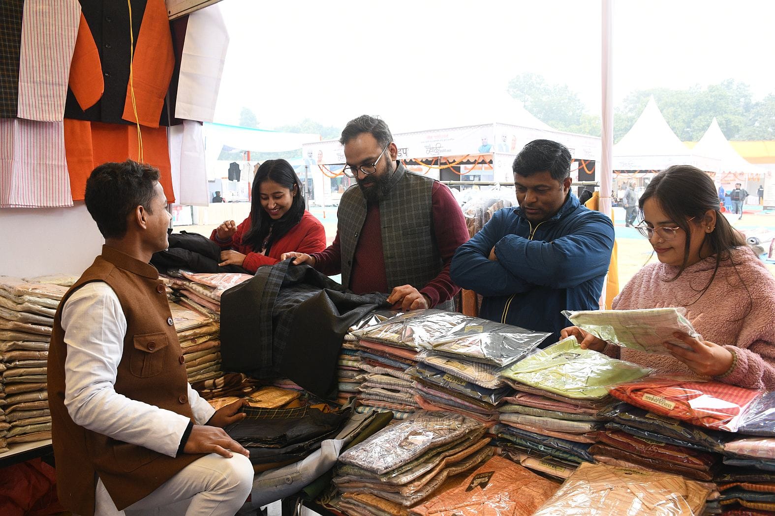 खादी महोत्सव में खरीदारी करते लोग।