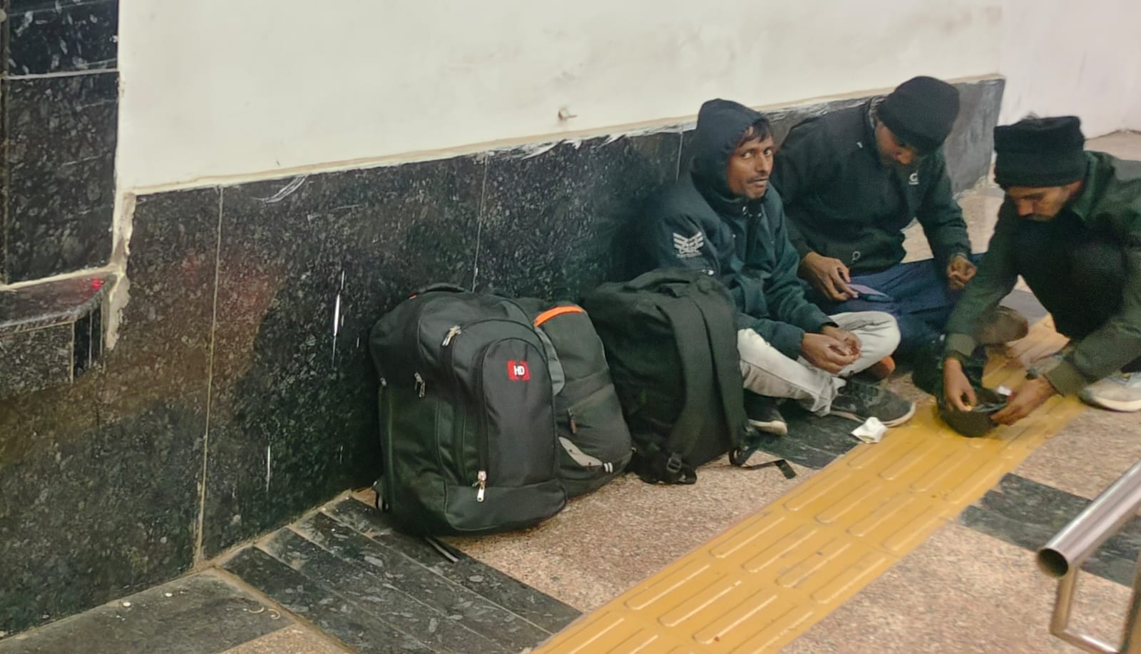 लखीमपुर रेलवे स्टेशन पर इस तरह बैठकर सर्द रात गुजार रहे यात्री। संवाद लखीमपुर रेलवे स्टेशन पर इस तरह बैठकर सर्द रात गुजार रहे यात्री। संवाद