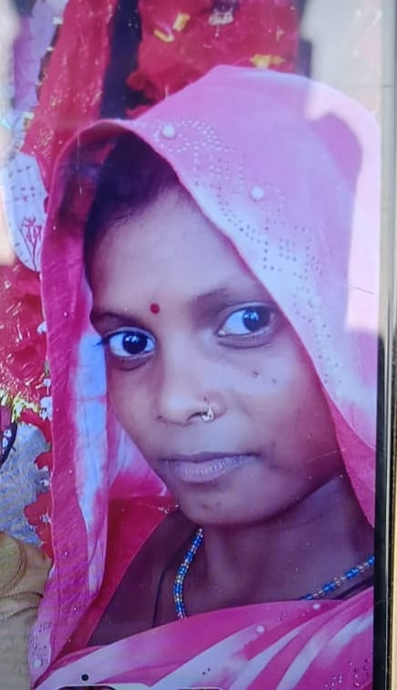 लेड़ियारी। महिला की मौत के बाद चक्काजाम करते लोग लेड़ियारी। महिला की मौत के बाद चक्काजाम करते लोग