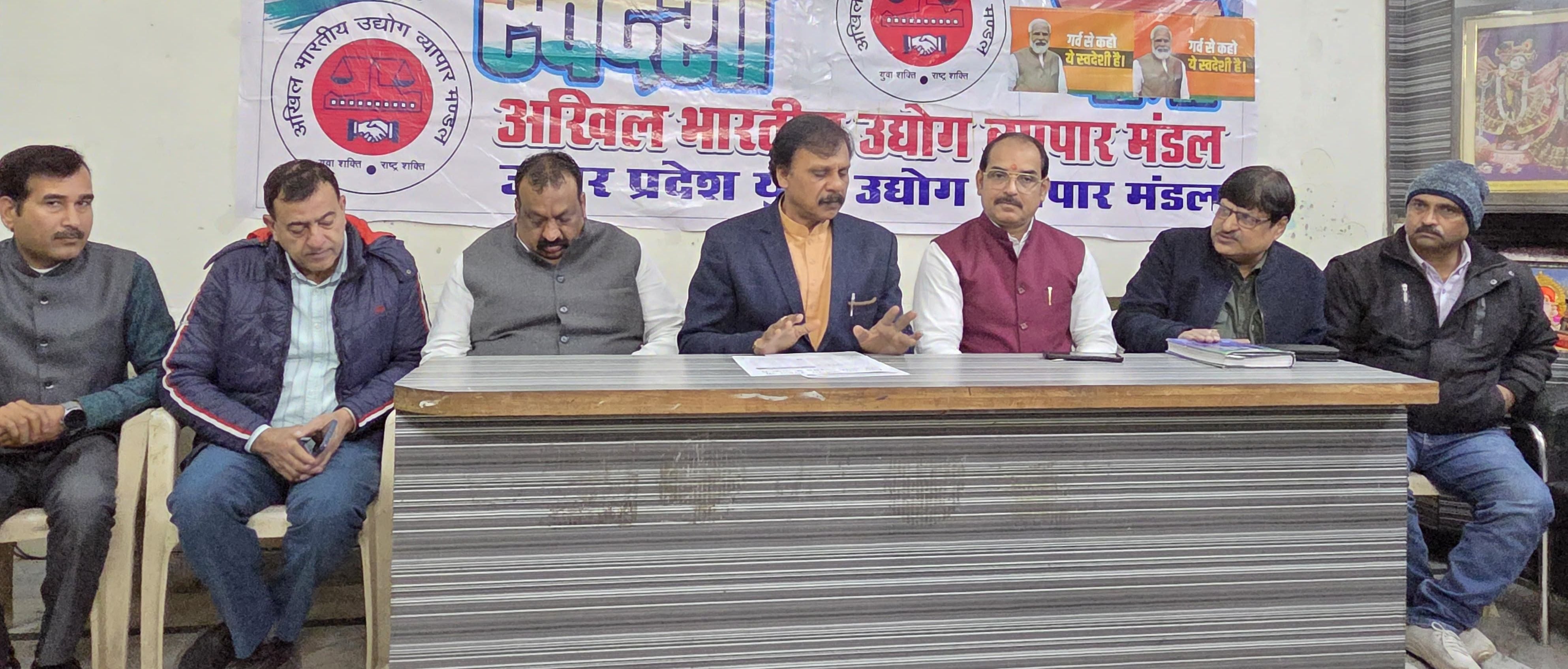 महापौर व नगर आयुक्त को ज्ञापन देते व्यापारी। महापौर व नगर आयुक्त को ज्ञापन देते व्यापारी।