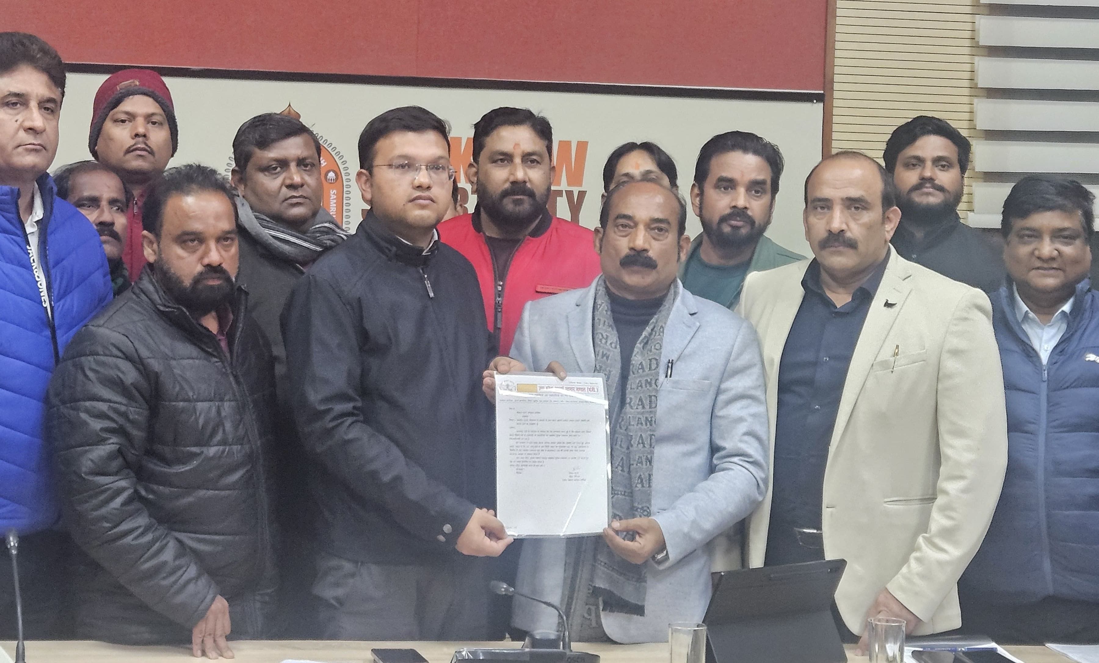 महापौर व नगर आयुक्त को ज्ञापन देते व्यापारी। महापौर व नगर आयुक्त को ज्ञापन देते व्यापारी।