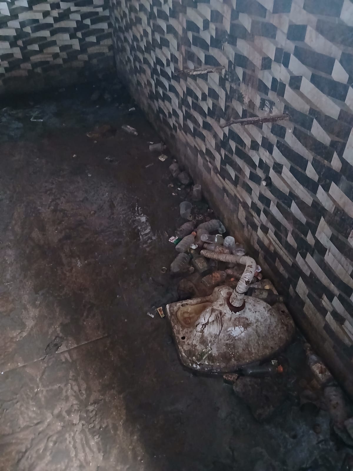 महाराणा प्रताप चौक के पास बदहाल पड़ा शौचालय। संवाद