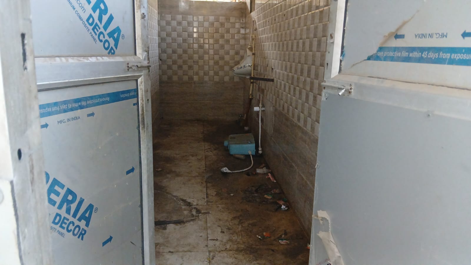 महाराणा प्रताप चौक के पास बदहाल पड़ा शौचालय। संवाद